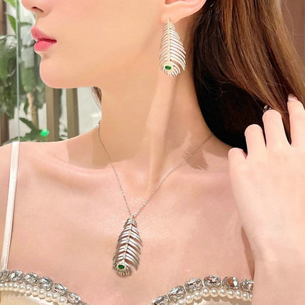 Weave Carved Gold Peacock Emerald Relief Feather Earrings