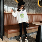 White sweater and black pants / 120cm